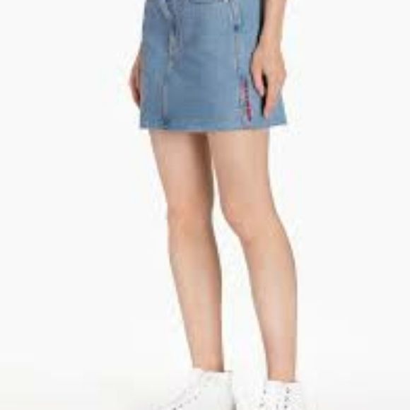 Calvin Klein NWT Mid Rise Mini Skirt with Embroidered Logo on Side - Picture 1 of 1